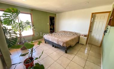 Leon Propiedades vende parcela de 2 Ha. con 2 casas en fundo Alhué, Curacaví.