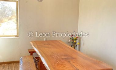 Leon Propiedades vende parcela de 2 Ha. con 2 casas en fundo Alhué, Curacaví.