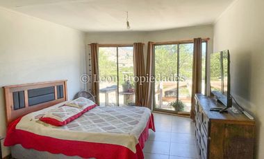 Leon Propiedades vende parcela de 2 Ha. con 2 casas en fundo Alhué, Curacaví.