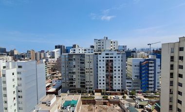 Alquiler de Iluminado Departamento de 2 Dormitorios y Cochera  en Miraflores