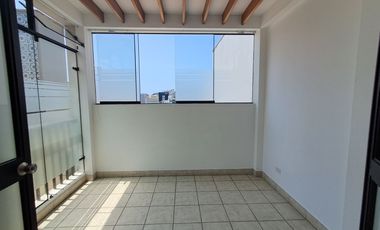 Alquiler de Iluminado Departamento de 2 Dormitorios y Cochera  en Miraflores