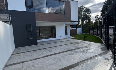 MODERNA VIVIENDA CON AMPLIA AREA VERDE Y BBQ, Sector Ricaurte L102