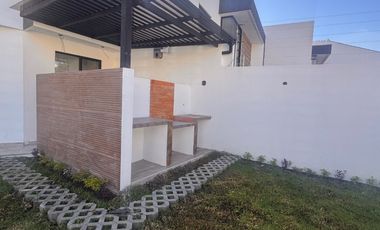 MODERNA VIVIENDA CON AMPLIA AREA VERDE Y BBQ, Sector Ricaurte L102