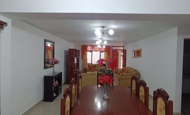 CASA EN ALQUILER - RESIDENCIAL SAN CARLOS - FRENTE AL PARQUE - 131 m2