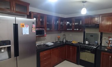 CASA EN ALQUILER - RESIDENCIAL SAN CARLOS - FRENTE AL PARQUE - 131 m2