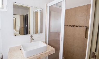 RENTA TOWN HOUSE EQUIPADA Y AMUEBLADA EN SODZIL NORTE, EXCELENTE UBICACIÓN.