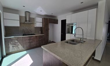 CASA EN RENTA  EN SOLARES,  CERCA INSTITUTO DE CIENCIAS, CON CUARTO DE SERVICIO