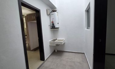 CASA EN RENTA  EN SOLARES,  CERCA INSTITUTO DE CIENCIAS, CON CUARTO DE SERVICIO