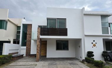 CASA EN RENTA  EN SOLARES,  CERCA INSTITUTO DE CIENCIAS, CON CUARTO DE SERVICIO