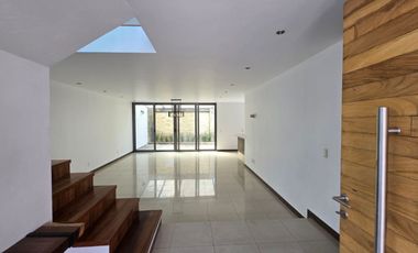 CASA EN RENTA  EN SOLARES,  CERCA INSTITUTO DE CIENCIAS, CON CUARTO DE SERVICIO