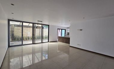 CASA EN RENTA  EN SOLARES,  CERCA INSTITUTO DE CIENCIAS, CON CUARTO DE SERVICIO