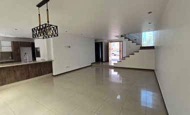 CASA EN RENTA  EN SOLARES,  CERCA INSTITUTO DE CIENCIAS, CON CUARTO DE SERVICIO