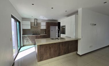 CASA EN RENTA  EN SOLARES,  CERCA INSTITUTO DE CIENCIAS, CON CUARTO DE SERVICIO