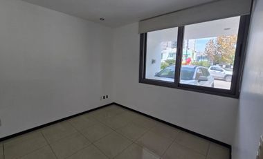 CASA EN RENTA  EN SOLARES,  CERCA INSTITUTO DE CIENCIAS, CON CUARTO DE SERVICIO