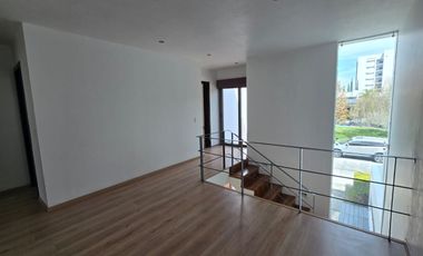 CASA EN RENTA  EN SOLARES,  CERCA INSTITUTO DE CIENCIAS, CON CUARTO DE SERVICIO