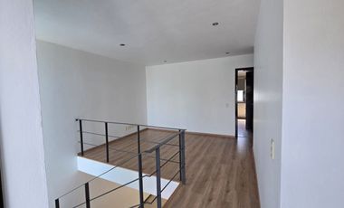 CASA EN RENTA  EN SOLARES,  CERCA INSTITUTO DE CIENCIAS, CON CUARTO DE SERVICIO