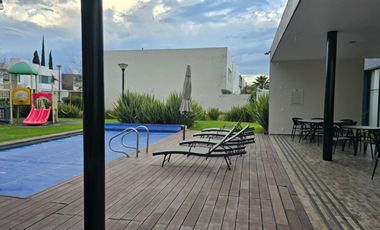 CASA EN RENTA  EN SOLARES,  CERCA INSTITUTO DE CIENCIAS, CON CUARTO DE SERVICIO