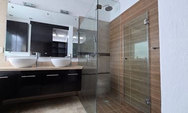 CASA EN RENTA  EN SOLARES,  CERCA INSTITUTO DE CIENCIAS, CON CUARTO DE SERVICIO