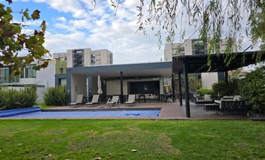 CASA EN RENTA  EN SOLARES,  CERCA INSTITUTO DE CIENCIAS, CON CUARTO DE SERVICIO