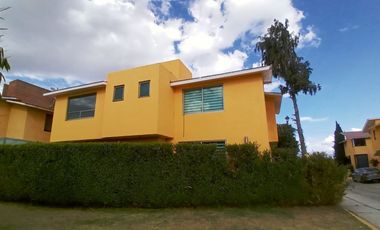 Exclusiva casa en venta zona dorada de Metepec 