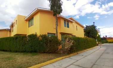 Exclusiva casa en venta zona dorada de Metepec 