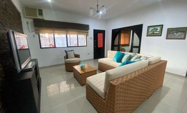 SALINAS, AMPLIA CASA CERCA DEL MAR, CON 4 DORMITORIOS Y PISCINA