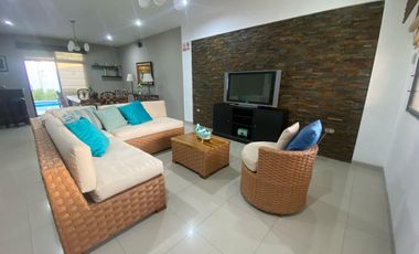 SALINAS, AMPLIA CASA CERCA DEL MAR, CON 4 DORMITORIOS Y PISCINA