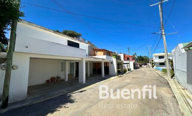Casa de 2 plantas en privada céntrica