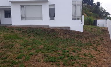 ARRIENDO, el Colibrí, propiedad con 900m2 de terreno y 360m2 de construcción, alcoba planta baja