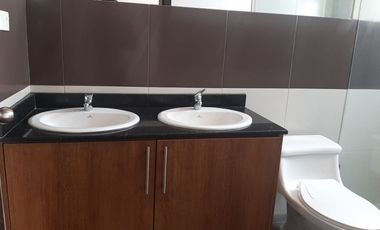ARRIENDO, el Colibrí, propiedad con 900m2 de terreno y 360m2 de construcción, alcoba planta baja