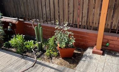 MAIPÚ, CASA EN PASAJE CERRADO, 2 DORM. 1 BAÑO, 1 EST., JARDIN. PRÓXIMA A FUTURA ESTACIÓN DE TREN MELIPILLA - ESTACIÓN CENTRAL.
