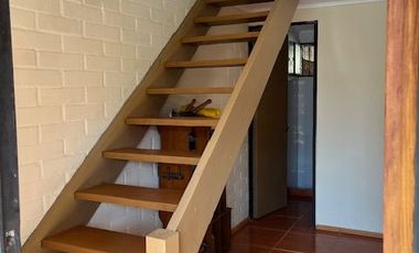 MAIPÚ, CASA EN PASAJE CERRADO, 2 DORM. 1 BAÑO, 1 EST., JARDIN. PRÓXIMA A FUTURA ESTACIÓN DE TREN MELIPILLA - ESTACIÓN CENTRAL.