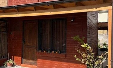 MAIPÚ, CASA EN PASAJE CERRADO, 2 DORM. 1 BAÑO, 1 EST., JARDIN. PRÓXIMA A FUTURA ESTACIÓN DE TREN MELIPILLA - ESTACIÓN CENTRAL.