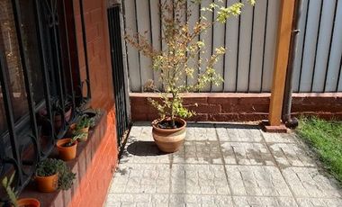 MAIPÚ, CASA EN PASAJE CERRADO, 2 DORM. 1 BAÑO, 1 EST., JARDIN. PRÓXIMA A FUTURA ESTACIÓN DE TREN MELIPILLA - ESTACIÓN CENTRAL.
