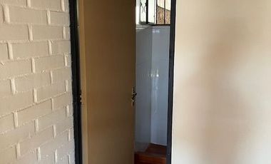 MAIPÚ, CASA EN PASAJE CERRADO, 2 DORM. 1 BAÑO, 1 EST., JARDIN. PRÓXIMA A FUTURA ESTACIÓN DE TREN MELIPILLA - ESTACIÓN CENTRAL.