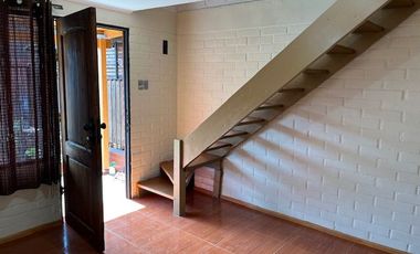 MAIPÚ, CASA EN PASAJE CERRADO, 2 DORM. 1 BAÑO, 1 EST., JARDIN. PRÓXIMA A FUTURA ESTACIÓN DE TREN MELIPILLA - ESTACIÓN CENTRAL.