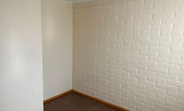 MAIPÚ, CASA EN PASAJE CERRADO, 2 DORM. 1 BAÑO, 1 EST., JARDIN. PRÓXIMA A FUTURA ESTACIÓN DE TREN MELIPILLA - ESTACIÓN CENTRAL.