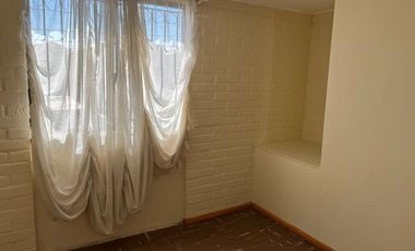MAIPÚ, CASA EN PASAJE CERRADO, 2 DORM. 1 BAÑO, 1 EST., JARDIN. PRÓXIMA A FUTURA ESTACIÓN DE TREN MELIPILLA - ESTACIÓN CENTRAL.