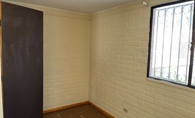 MAIPÚ, CASA EN PASAJE CERRADO, 2 DORM. 1 BAÑO, 1 EST., JARDIN. PRÓXIMA A FUTURA ESTACIÓN DE TREN MELIPILLA - ESTACIÓN CENTRAL.