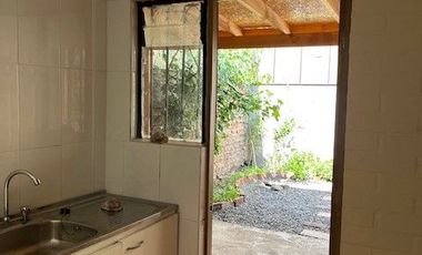 MAIPÚ, CASA EN PASAJE CERRADO, 2 DORM. 1 BAÑO, 1 EST., JARDIN. PRÓXIMA A FUTURA ESTACIÓN DE TREN MELIPILLA - ESTACIÓN CENTRAL.