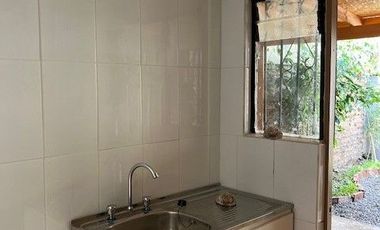 MAIPÚ, CASA EN PASAJE CERRADO, 2 DORM. 1 BAÑO, 1 EST., JARDIN. PRÓXIMA A FUTURA ESTACIÓN DE TREN MELIPILLA - ESTACIÓN CENTRAL.
