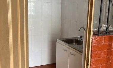MAIPÚ, CASA EN PASAJE CERRADO, 2 DORM. 1 BAÑO, 1 EST., JARDIN. PRÓXIMA A FUTURA ESTACIÓN DE TREN MELIPILLA - ESTACIÓN CENTRAL.
