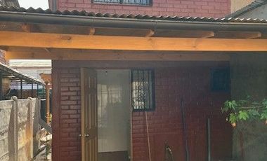 MAIPÚ, CASA EN PASAJE CERRADO, 2 DORM. 1 BAÑO, 1 EST., JARDIN. PRÓXIMA A FUTURA ESTACIÓN DE TREN MELIPILLA - ESTACIÓN CENTRAL.