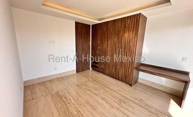 Casa con 3 recámaras y cuarto de servicio. El Campanario, RENTA