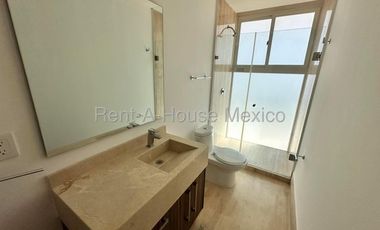 Casa con 3 recámaras y cuarto de servicio. El Campanario, RENTA