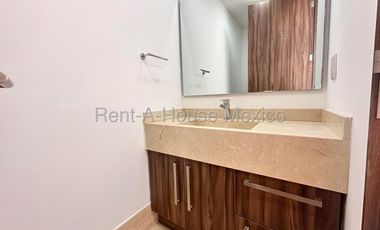 Casa con 3 recámaras y cuarto de servicio. El Campanario, RENTA