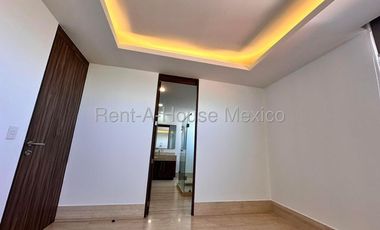 Casa con 3 recámaras y cuarto de servicio. El Campanario, RENTA