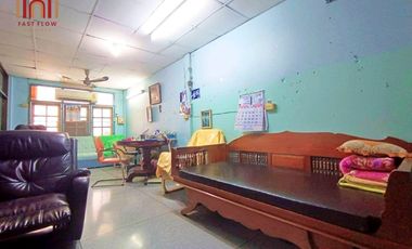 Selling a townhouse in the Thara Buasawan project, on the main road of Asia, Mahathep Alley, near Central Nakhon Sawan SU