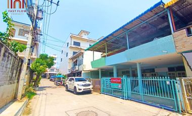 Selling a townhouse in the Thara Buasawan project, on the main road of Asia, Mahathep Alley, near Central Nakhon Sawan SU