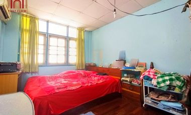 Selling a townhouse in the Thara Buasawan project, on the main road of Asia, Mahathep Alley, near Central Nakhon Sawan SU